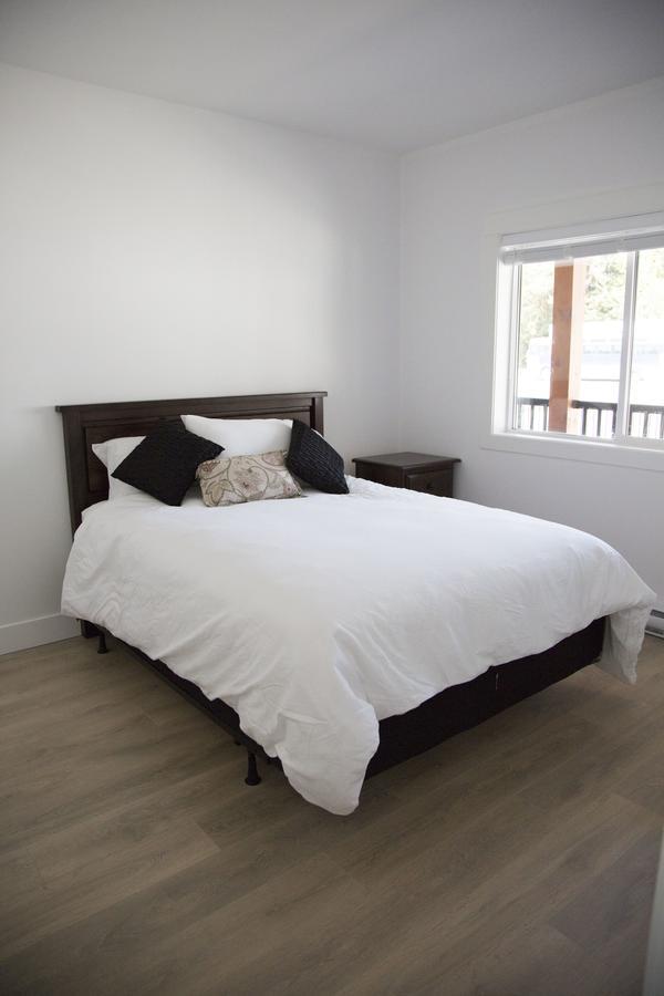 Pacific Point Market And Suites Powell River Extérieur photo